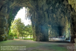 Viennaslide-05338614h Der Parc des Buttes-Chaumont ist ein Landschaftsgarten englischen Stils im nordöstlichen 19. Arrondissement von Paris. 1867 zur Weltausstellung unter Napoleon III. eröffnet, zählt der von Jean-Charles Alphand konzipierte jardin public heute mit knapp 25 Hektar zu den großen Parks der Stadt.