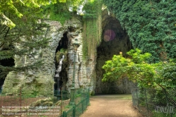 Viennaslide-05338615h Der Parc des Buttes-Chaumont ist ein Landschaftsgarten englischen Stils im nordöstlichen 19. Arrondissement von Paris. 1867 zur Weltausstellung unter Napoleon III. eröffnet, zählt der von Jean-Charles Alphand konzipierte jardin public heute mit knapp 25 Hektar zu den großen Parks der Stadt.