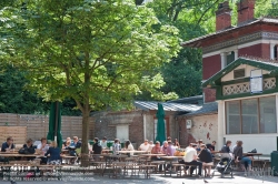 Viennaslide-05338620 Der Parc des Buttes-Chaumont ist ein Landschaftsgarten englischen Stils im nordöstlichen 19. Arrondissement von Paris. 1867 zur Weltausstellung unter Napoleon III. eröffnet, zählt der von Jean-Charles Alphand konzipierte jardin public heute mit knapp 25 Hektar zu den großen Parks der Stadt.