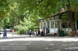 Viennaslide-05338621 Der Parc des Buttes-Chaumont ist ein Landschaftsgarten englischen Stils im nordöstlichen 19. Arrondissement von Paris. 1867 zur Weltausstellung unter Napoleon III. eröffnet, zählt der von Jean-Charles Alphand konzipierte jardin public heute mit knapp 25 Hektar zu den großen Parks der Stadt.