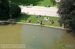 Viennaslide-05338623 Der Parc des Buttes-Chaumont ist ein Landschaftsgarten englischen Stils im nordöstlichen 19. Arrondissement von Paris. 1867 zur Weltausstellung unter Napoleon III. eröffnet, zählt der von Jean-Charles Alphand konzipierte jardin public heute mit knapp 25 Hektar zu den großen Parks der Stadt.