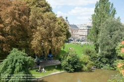 Viennaslide-05338629 Der Parc des Buttes-Chaumont ist ein Landschaftsgarten englischen Stils im nordöstlichen 19. Arrondissement von Paris. 1867 zur Weltausstellung unter Napoleon III. eröffnet, zählt der von Jean-Charles Alphand konzipierte jardin public heute mit knapp 25 Hektar zu den großen Parks der Stadt.