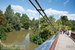 Viennaslide-05338630 Der Parc des Buttes-Chaumont ist ein Landschaftsgarten englischen Stils im nordöstlichen 19. Arrondissement von Paris. 1867 zur Weltausstellung unter Napoleon III. eröffnet, zählt der von Jean-Charles Alphand konzipierte jardin public heute mit knapp 25 Hektar zu den großen Parks der Stadt.