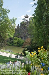 Viennaslide-05338632 Der Parc des Buttes-Chaumont ist ein Landschaftsgarten englischen Stils im nordöstlichen 19. Arrondissement von Paris. 1867 zur Weltausstellung unter Napoleon III. eröffnet, zählt der von Jean-Charles Alphand konzipierte jardin public heute mit knapp 25 Hektar zu den großen Parks der Stadt.