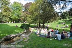 Viennaslide-05338636 Der Parc des Buttes-Chaumont ist ein Landschaftsgarten englischen Stils im nordöstlichen 19. Arrondissement von Paris. 1867 zur Weltausstellung unter Napoleon III. eröffnet, zählt der von Jean-Charles Alphand konzipierte jardin public heute mit knapp 25 Hektar zu den großen Parks der Stadt.