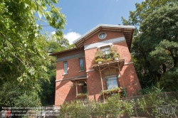 Viennaslide-05338637 Der Parc des Buttes-Chaumont ist ein Landschaftsgarten englischen Stils im nordöstlichen 19. Arrondissement von Paris. 1867 zur Weltausstellung unter Napoleon III. eröffnet, zählt der von Jean-Charles Alphand konzipierte jardin public heute mit knapp 25 Hektar zu den großen Parks der Stadt.