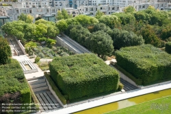 Viennaslide-05338724 Der Parc André Citroën ist eine Parkanlage in Paris. Auf einer Fläche von 14 ha wurde der Park 1992 im Herzen des 15. Arrondissements auf dem Gelände der ehemaligen Citroën-Automobilfabrik im Stil der Postmoderne von den Landschaftsgärtnern Gilles Clément und Alain Provost und den Architekten Patrick Berger, Jean-François Jodry und Jean-Paul Viguier angelegt.