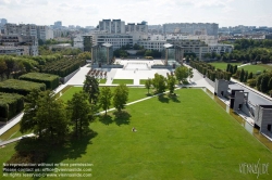 Viennaslide-05338725 Der Parc André Citroën ist eine Parkanlage in Paris. Auf einer Fläche von 14 ha wurde der Park 1992 im Herzen des 15. Arrondissements auf dem Gelände der ehemaligen Citroën-Automobilfabrik im Stil der Postmoderne von den Landschaftsgärtnern Gilles Clément und Alain Provost und den Architekten Patrick Berger, Jean-François Jodry und Jean-Paul Viguier angelegt.