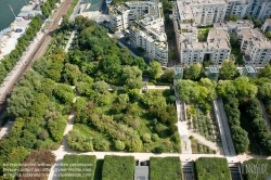 Viennaslide-05338728 Der Parc André Citroën ist eine Parkanlage in Paris. Auf einer Fläche von 14 ha wurde der Park 1992 im Herzen des 15. Arrondissements auf dem Gelände der ehemaligen Citroën-Automobilfabrik im Stil der Postmoderne von den Landschaftsgärtnern Gilles Clément und Alain Provost und den Architekten Patrick Berger, Jean-François Jodry und Jean-Paul Viguier angelegt.