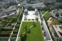 Viennaslide-05338730 Der Parc André Citroën ist eine Parkanlage in Paris. Auf einer Fläche von 14 ha wurde der Park 1992 im Herzen des 15. Arrondissements auf dem Gelände der ehemaligen Citroën-Automobilfabrik im Stil der Postmoderne von den Landschaftsgärtnern Gilles Clément und Alain Provost und den Architekten Patrick Berger, Jean-François Jodry und Jean-Paul Viguier angelegt.