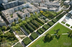 Viennaslide-05338731 Der Parc André Citroën ist eine Parkanlage in Paris. Auf einer Fläche von 14 ha wurde der Park 1992 im Herzen des 15. Arrondissements auf dem Gelände der ehemaligen Citroën-Automobilfabrik im Stil der Postmoderne von den Landschaftsgärtnern Gilles Clément und Alain Provost und den Architekten Patrick Berger, Jean-François Jodry und Jean-Paul Viguier angelegt.