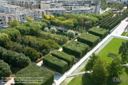 Viennaslide-05338734 Der Parc André Citroën ist eine Parkanlage in Paris. Auf einer Fläche von 14 ha wurde der Park 1992 im Herzen des 15. Arrondissements auf dem Gelände der ehemaligen Citroën-Automobilfabrik im Stil der Postmoderne von den Landschaftsgärtnern Gilles Clément und Alain Provost und den Architekten Patrick Berger, Jean-François Jodry und Jean-Paul Viguier angelegt.