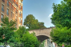 Viennaslide-05338812h Die Coulée verte René-Dumont ist ein 4,5 Kilometer langer Parkwanderweg, der zunächst entlang der Avenue Daumesnil im 12. Arrondissement von Paris führt. Er beginnt nahe dem Platz Place de la Bastille, der am U-Bahnhof Bastille von den Linien 1, 5 und 8 der Métro Paris erschlossen wird.