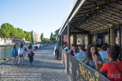 Viennaslide-05339008 Das Point Ephémère ist ein Musiklokal in Paris am Canal Saint-Martin. Point Ephémère ist ein Zentrum für künstlerische Veranstaltungen im 10. Arrondissement von Paris in einem alten Lagerhaus. Der Veranstaltungsort kombiniert Artist-in-Residence-Programme und Live-Auftritte.