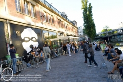 Viennaslide-05339051 Das Point Ephémère ist ein Musiklokal in Paris am Canal Saint-Martin. Point Ephémère ist ein Zentrum für künstlerische Veranstaltungen im 10. Arrondissement von Paris in einem alten Lagerhaus. Der Veranstaltungsort kombiniert Artist-in-Residence-Programme und Live-Auftritte.