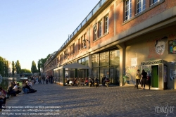 Viennaslide-05339054 Das Point Ephémère ist ein Musiklokal in Paris am Canal Saint-Martin. Point Ephémère ist ein Zentrum für künstlerische Veranstaltungen im 10. Arrondissement von Paris in einem alten Lagerhaus. Der Veranstaltungsort kombiniert Artist-in-Residence-Programme und Live-Auftritte.