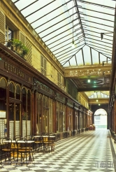 Viennaslide-05341102 Die Galerie Véro-Dodat ist eine überdachte Ladenpassage mit Glasdach aus dem 19. Jahrhundert im 1. Arrondissement in Paris. Die Galerie Véro-Dodat ist seit 1965 ein schützenswertes Denkmal (monument historique). 1826 wurde die Galerie von zwei Metzgern, Benoît Véro und Dodat, errichtet. Sie verband auf dem kürzesten Weg die Hallen mit dem Palais Royal. Während der Zeit der Restauration im neoklassizistischen Stil erbaut.