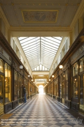 Viennaslide-05341125 Die Galerie Véro-Dodat ist eine überdachte Ladenpassage mit Glasdach aus dem 19. Jahrhundert im 1. Arrondissement in Paris. Die Galerie Véro-Dodat ist seit 1965 ein schützenswertes Denkmal (monument historique). 1826 wurde die Galerie von zwei Metzgern, Benoît Véro und Dodat, errichtet. Sie verband auf dem kürzesten Weg die Hallen mit dem Palais Royal. Während der Zeit der Restauration im neoklassizistischen Stil erbaut.