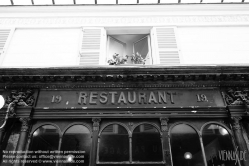 Viennaslide-05341131 Die Galerie Véro-Dodat ist eine überdachte Ladenpassage mit Glasdach aus dem 19. Jahrhundert im 1. Arrondissement in Paris. Die Galerie Véro-Dodat ist seit 1965 ein schützenswertes Denkmal (monument historique). 1826 wurde die Galerie von zwei Metzgern, Benoît Véro und Dodat, errichtet. Sie verband auf dem kürzesten Weg die Hallen mit dem Palais Royal. Während der Zeit der Restauration im neoklassizistischen Stil erbaut.