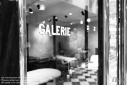 Viennaslide-05341132 Die Galerie Véro-Dodat ist eine überdachte Ladenpassage mit Glasdach aus dem 19. Jahrhundert im 1. Arrondissement in Paris. Die Galerie Véro-Dodat ist seit 1965 ein schützenswertes Denkmal (monument historique). 1826 wurde die Galerie von zwei Metzgern, Benoît Véro und Dodat, errichtet. Sie verband auf dem kürzesten Weg die Hallen mit dem Palais Royal. Während der Zeit der Restauration im neoklassizistischen Stil erbaut.