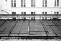 Viennaslide-05341135 Die Galerie Véro-Dodat ist eine überdachte Ladenpassage mit Glasdach aus dem 19. Jahrhundert im 1. Arrondissement in Paris. Die Galerie Véro-Dodat ist seit 1965 ein schützenswertes Denkmal (monument historique). 1826 wurde die Galerie von zwei Metzgern, Benoît Véro und Dodat, errichtet. Sie verband auf dem kürzesten Weg die Hallen mit dem Palais Royal. Während der Zeit der Restauration im neoklassizistischen Stil erbaut.