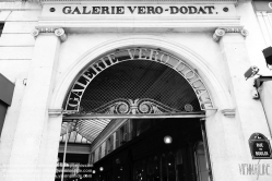 Viennaslide-05341136 Die Galerie Véro-Dodat ist eine überdachte Ladenpassage mit Glasdach aus dem 19. Jahrhundert im 1. Arrondissement in Paris. Die Galerie Véro-Dodat ist seit 1965 ein schützenswertes Denkmal (monument historique). 1826 wurde die Galerie von zwei Metzgern, Benoît Véro und Dodat, errichtet. Sie verband auf dem kürzesten Weg die Hallen mit dem Palais Royal. Während der Zeit der Restauration im neoklassizistischen Stil erbaut.