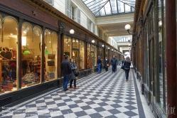 Viennaslide-05341137 Die Galerie Véro-Dodat ist eine überdachte Ladenpassage mit Glasdach aus dem 19. Jahrhundert im 1. Arrondissement in Paris. Die Galerie Véro-Dodat ist seit 1965 ein schützenswertes Denkmal (monument historique). 1826 wurde die Galerie von zwei Metzgern, Benoît Véro und Dodat, errichtet. Sie verband auf dem kürzesten Weg die Hallen mit dem Palais Royal. Während der Zeit der Restauration im neoklassizistischen Stil erbaut.