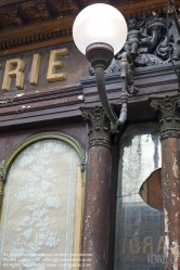 Viennaslide-05341142 Die Galerie Véro-Dodat ist eine überdachte Ladenpassage mit Glasdach aus dem 19. Jahrhundert im 1. Arrondissement in Paris. Die Galerie Véro-Dodat ist seit 1965 ein schützenswertes Denkmal (monument historique). 1826 wurde die Galerie von zwei Metzgern, Benoît Véro und Dodat, errichtet. Sie verband auf dem kürzesten Weg die Hallen mit dem Palais Royal. Während der Zeit der Restauration im neoklassizistischen Stil erbaut.