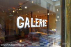 Viennaslide-05341144 Die Galerie Véro-Dodat ist eine überdachte Ladenpassage mit Glasdach aus dem 19. Jahrhundert im 1. Arrondissement in Paris. Die Galerie Véro-Dodat ist seit 1965 ein schützenswertes Denkmal (monument historique). 1826 wurde die Galerie von zwei Metzgern, Benoît Véro und Dodat, errichtet. Sie verband auf dem kürzesten Weg die Hallen mit dem Palais Royal. Während der Zeit der Restauration im neoklassizistischen Stil erbaut.