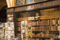 Viennaslide-05341203 Die Galerie Vivienne ist eine überdachte Ladenpassage mit Glasdach aus der ersten Hälfte des 19. Jahrhunderts im 2. Arrondissement in Paris. Die Galerie Vivienne ist ein schützenswertes Denkmal (monument historique). Die Galerie Vivienne wurde 1823 im Auftrag des Präsidenten der Notarkammer Marchoux erbaut. Der Architekt François Jean Delannoy entwarf ein Dekor im neoklassizistischen Stil mit pompeijanischer Malerei, Bodenmosaiken und Spiegel.