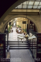 Viennaslide-05341209 Die Galerie Vivienne ist eine überdachte Ladenpassage mit Glasdach aus der ersten Hälfte des 19. Jahrhunderts im 2. Arrondissement in Paris. Die Galerie Vivienne ist ein schützenswertes Denkmal (monument historique). Die Galerie Vivienne wurde 1823 im Auftrag des Präsidenten der Notarkammer Marchoux erbaut. Der Architekt François Jean Delannoy entwarf ein Dekor im neoklassizistischen Stil mit pompeijanischer Malerei, Bodenmosaiken und Spiegel.