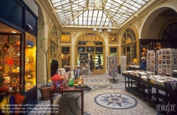 Viennaslide-05341211 Die Galerie Vivienne ist eine überdachte Ladenpassage mit Glasdach aus der ersten Hälfte des 19. Jahrhunderts im 2. Arrondissement in Paris. Die Galerie Vivienne ist ein schützenswertes Denkmal (monument historique). Die Galerie Vivienne wurde 1823 im Auftrag des Präsidenten der Notarkammer Marchoux erbaut. Der Architekt François Jean Delannoy entwarf ein Dekor im neoklassizistischen Stil mit pompeijanischer Malerei, Bodenmosaiken und Spiegel.