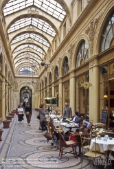 Viennaslide-05341212 Die Galerie Vivienne ist eine überdachte Ladenpassage mit Glasdach aus der ersten Hälfte des 19. Jahrhunderts im 2. Arrondissement in Paris. Die Galerie Vivienne ist ein schützenswertes Denkmal (monument historique). Die Galerie Vivienne wurde 1823 im Auftrag des Präsidenten der Notarkammer Marchoux erbaut. Der Architekt François Jean Delannoy entwarf ein Dekor im neoklassizistischen Stil mit pompeijanischer Malerei, Bodenmosaiken und Spiegel.