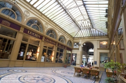 Viennaslide-05341219 Die Galerie Vivienne ist eine überdachte Ladenpassage mit Glasdach aus der ersten Hälfte des 19. Jahrhunderts im 2. Arrondissement in Paris. Die Galerie Vivienne ist ein schützenswertes Denkmal (monument historique). Die Galerie Vivienne wurde 1823 im Auftrag des Präsidenten der Notarkammer Marchoux erbaut. Der Architekt François Jean Delannoy entwarf ein Dekor im neoklassizistischen Stil mit pompeijanischer Malerei, Bodenmosaiken und Spiegel.