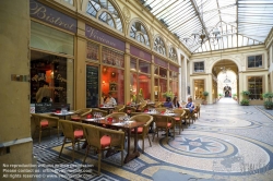 Viennaslide-05341220 Die Galerie Vivienne ist eine überdachte Ladenpassage mit Glasdach aus der ersten Hälfte des 19. Jahrhunderts im 2. Arrondissement in Paris. Die Galerie Vivienne ist ein schützenswertes Denkmal (monument historique). Die Galerie Vivienne wurde 1823 im Auftrag des Präsidenten der Notarkammer Marchoux erbaut. Der Architekt François Jean Delannoy entwarf ein Dekor im neoklassizistischen Stil mit pompeijanischer Malerei, Bodenmosaiken und Spiegel.