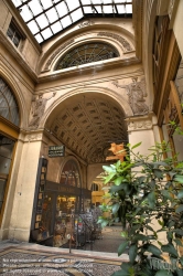 Viennaslide-05341223h Die Galerie Vivienne ist eine überdachte Ladenpassage mit Glasdach aus der ersten Hälfte des 19. Jahrhunderts im 2. Arrondissement in Paris. Die Galerie Vivienne ist ein schützenswertes Denkmal (monument historique). Die Galerie Vivienne wurde 1823 im Auftrag des Präsidenten der Notarkammer Marchoux erbaut. Der Architekt François Jean Delannoy entwarf ein Dekor im neoklassizistischen Stil mit pompeijanischer Malerei, Bodenmosaiken und Spiegel.