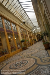 Viennaslide-05341224 Die Galerie Vivienne ist eine überdachte Ladenpassage mit Glasdach aus der ersten Hälfte des 19. Jahrhunderts im 2. Arrondissement in Paris. Die Galerie Vivienne ist ein schützenswertes Denkmal (monument historique). Die Galerie Vivienne wurde 1823 im Auftrag des Präsidenten der Notarkammer Marchoux erbaut. Der Architekt François Jean Delannoy entwarf ein Dekor im neoklassizistischen Stil mit pompeijanischer Malerei, Bodenmosaiken und Spiegel.