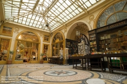 Viennaslide-05341228 Die Galerie Vivienne ist eine überdachte Ladenpassage mit Glasdach aus der ersten Hälfte des 19. Jahrhunderts im 2. Arrondissement in Paris. Die Galerie Vivienne ist ein schützenswertes Denkmal (monument historique). Die Galerie Vivienne wurde 1823 im Auftrag des Präsidenten der Notarkammer Marchoux erbaut. Der Architekt François Jean Delannoy entwarf ein Dekor im neoklassizistischen Stil mit pompeijanischer Malerei, Bodenmosaiken und Spiegel.