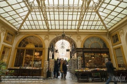 Viennaslide-05341229 Die Galerie Vivienne ist eine überdachte Ladenpassage mit Glasdach aus der ersten Hälfte des 19. Jahrhunderts im 2. Arrondissement in Paris. Die Galerie Vivienne ist ein schützenswertes Denkmal (monument historique). Die Galerie Vivienne wurde 1823 im Auftrag des Präsidenten der Notarkammer Marchoux erbaut. Der Architekt François Jean Delannoy entwarf ein Dekor im neoklassizistischen Stil mit pompeijanischer Malerei, Bodenmosaiken und Spiegel.