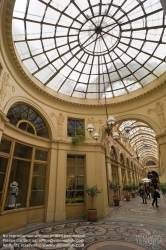 Viennaslide-05341231 Die Galerie Vivienne ist eine überdachte Ladenpassage mit Glasdach aus der ersten Hälfte des 19. Jahrhunderts im 2. Arrondissement in Paris. Die Galerie Vivienne ist ein schützenswertes Denkmal (monument historique). Die Galerie Vivienne wurde 1823 im Auftrag des Präsidenten der Notarkammer Marchoux erbaut. Der Architekt François Jean Delannoy entwarf ein Dekor im neoklassizistischen Stil mit pompeijanischer Malerei, Bodenmosaiken und Spiegel.