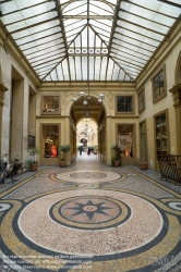 Viennaslide-05341232 Die Galerie Vivienne ist eine überdachte Ladenpassage mit Glasdach aus der ersten Hälfte des 19. Jahrhunderts im 2. Arrondissement in Paris. Die Galerie Vivienne ist ein schützenswertes Denkmal (monument historique). Die Galerie Vivienne wurde 1823 im Auftrag des Präsidenten der Notarkammer Marchoux erbaut. Der Architekt François Jean Delannoy entwarf ein Dekor im neoklassizistischen Stil mit pompeijanischer Malerei, Bodenmosaiken und Spiegel.