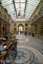 Viennaslide-05341233 Die Galerie Vivienne ist eine überdachte Ladenpassage mit Glasdach aus der ersten Hälfte des 19. Jahrhunderts im 2. Arrondissement in Paris. Die Galerie Vivienne ist ein schützenswertes Denkmal (monument historique). Die Galerie Vivienne wurde 1823 im Auftrag des Präsidenten der Notarkammer Marchoux erbaut. Der Architekt François Jean Delannoy entwarf ein Dekor im neoklassizistischen Stil mit pompeijanischer Malerei, Bodenmosaiken und Spiegel.