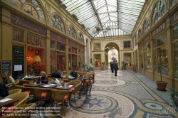 Viennaslide-05341234 Die Galerie Vivienne ist eine überdachte Ladenpassage mit Glasdach aus der ersten Hälfte des 19. Jahrhunderts im 2. Arrondissement in Paris. Die Galerie Vivienne ist ein schützenswertes Denkmal (monument historique). Die Galerie Vivienne wurde 1823 im Auftrag des Präsidenten der Notarkammer Marchoux erbaut. Der Architekt François Jean Delannoy entwarf ein Dekor im neoklassizistischen Stil mit pompeijanischer Malerei, Bodenmosaiken und Spiegel.