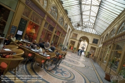 Viennaslide-05341235 Die Galerie Vivienne ist eine überdachte Ladenpassage mit Glasdach aus der ersten Hälfte des 19. Jahrhunderts im 2. Arrondissement in Paris. Die Galerie Vivienne ist ein schützenswertes Denkmal (monument historique). Die Galerie Vivienne wurde 1823 im Auftrag des Präsidenten der Notarkammer Marchoux erbaut. Der Architekt François Jean Delannoy entwarf ein Dekor im neoklassizistischen Stil mit pompeijanischer Malerei, Bodenmosaiken und Spiegel.