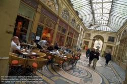 Viennaslide-05341236 Die Galerie Vivienne ist eine überdachte Ladenpassage mit Glasdach aus der ersten Hälfte des 19. Jahrhunderts im 2. Arrondissement in Paris. Die Galerie Vivienne ist ein schützenswertes Denkmal (monument historique). Die Galerie Vivienne wurde 1823 im Auftrag des Präsidenten der Notarkammer Marchoux erbaut. Der Architekt François Jean Delannoy entwarf ein Dekor im neoklassizistischen Stil mit pompeijanischer Malerei, Bodenmosaiken und Spiegel.