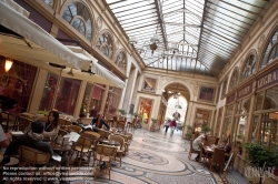 Viennaslide-05341237 Die Galerie Vivienne ist eine überdachte Ladenpassage mit Glasdach aus der ersten Hälfte des 19. Jahrhunderts im 2. Arrondissement in Paris. Die Galerie Vivienne ist ein schützenswertes Denkmal (monument historique). Die Galerie Vivienne wurde 1823 im Auftrag des Präsidenten der Notarkammer Marchoux erbaut. Der Architekt François Jean Delannoy entwarf ein Dekor im neoklassizistischen Stil mit pompeijanischer Malerei, Bodenmosaiken und Spiegel.