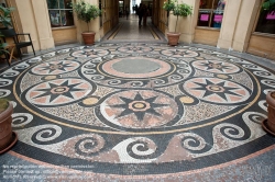 Viennaslide-05341239 Die Galerie Vivienne ist eine überdachte Ladenpassage mit Glasdach aus der ersten Hälfte des 19. Jahrhunderts im 2. Arrondissement in Paris. Die Galerie Vivienne ist ein schützenswertes Denkmal (monument historique). Die Galerie Vivienne wurde 1823 im Auftrag des Präsidenten der Notarkammer Marchoux erbaut. Der Architekt François Jean Delannoy entwarf ein Dekor im neoklassizistischen Stil mit pompeijanischer Malerei, Bodenmosaiken und Spiegel.