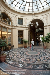 Viennaslide-05341240 Die Galerie Vivienne ist eine überdachte Ladenpassage mit Glasdach aus der ersten Hälfte des 19. Jahrhunderts im 2. Arrondissement in Paris. Die Galerie Vivienne ist ein schützenswertes Denkmal (monument historique). Die Galerie Vivienne wurde 1823 im Auftrag des Präsidenten der Notarkammer Marchoux erbaut. Der Architekt François Jean Delannoy entwarf ein Dekor im neoklassizistischen Stil mit pompeijanischer Malerei, Bodenmosaiken und Spiegel.