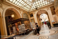 Viennaslide-05341245 Die Galerie Vivienne ist eine überdachte Ladenpassage mit Glasdach aus der ersten Hälfte des 19. Jahrhunderts im 2. Arrondissement in Paris. Die Galerie Vivienne ist ein schützenswertes Denkmal (monument historique). Die Galerie Vivienne wurde 1823 im Auftrag des Präsidenten der Notarkammer Marchoux erbaut. Der Architekt François Jean Delannoy entwarf ein Dekor im neoklassizistischen Stil mit pompeijanischer Malerei, Bodenmosaiken und Spiegel.