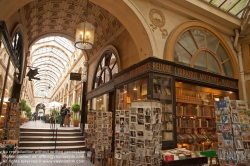 Viennaslide-05341246 Die Galerie Vivienne ist eine überdachte Ladenpassage mit Glasdach aus der ersten Hälfte des 19. Jahrhunderts im 2. Arrondissement in Paris. Die Galerie Vivienne ist ein schützenswertes Denkmal (monument historique). Die Galerie Vivienne wurde 1823 im Auftrag des Präsidenten der Notarkammer Marchoux erbaut. Der Architekt François Jean Delannoy entwarf ein Dekor im neoklassizistischen Stil mit pompeijanischer Malerei, Bodenmosaiken und Spiegel.